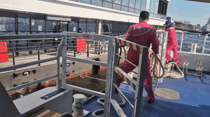 한강버스 승무원들이 16일 서울 마포구 한강버스 망원선착장에 접안을 위해 로프를 던지고 있다. 김태욱 기자