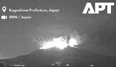 16일(현지시간) 이른 아침 사쿠라지마 화산이 분화(영상)하면서 화산재와 연기가 최대 4400m 상공까지 치솟았다.