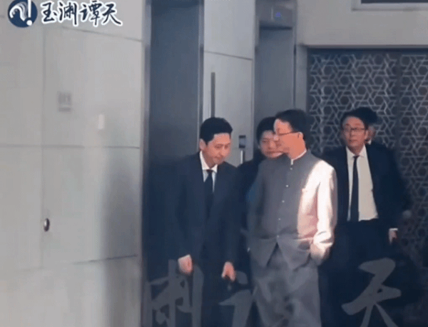 18일 베이징 외교부 청사를 방문한 가나이 마사아키 일본 외무성 아시아대양주 국장(왼쪽)이 류진쑹 중국 외교부 아시아 국장과 면담 후 엘리베이터에서 내려 청사를 빠져 나가는 장면. 중국 관영 매체의 SNS 계정 위위안탄톈이 공개했다.