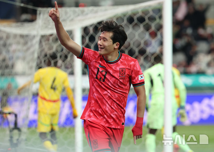 가나전에서 헤딩골을 넣는 이태석