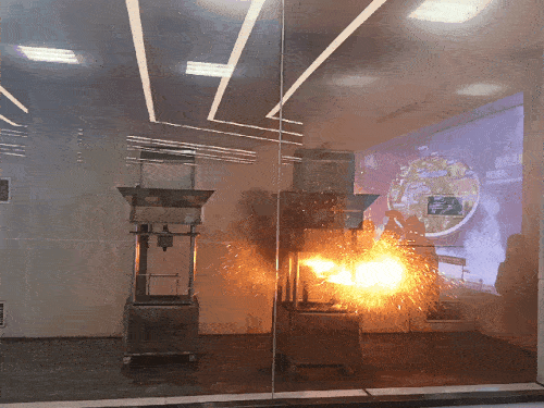 BYD 블레이드 배터리(왼쪽)과 NCM 배터리 관통 실험(GIF) [촬영 임성호]