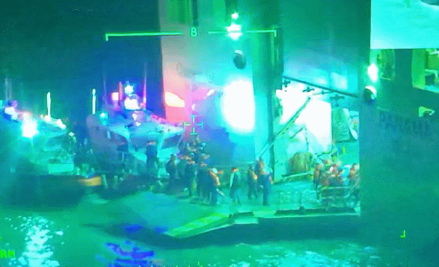 19일 전남 신안 해상에서 여객선이 좌초된 가운데 해경이 승객들을 이송하는 모습을 담은 열화상카메라 영상. 목포해경 제공