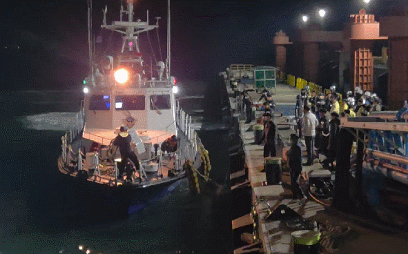 19일 전남 신안군 해상에서 여객선이 좌초되는 사고가 발생한 가운데, 구조된 승객이 탑승한 경비정이 목포 해경 전용부두에 도착하고있다. 채널A 제공