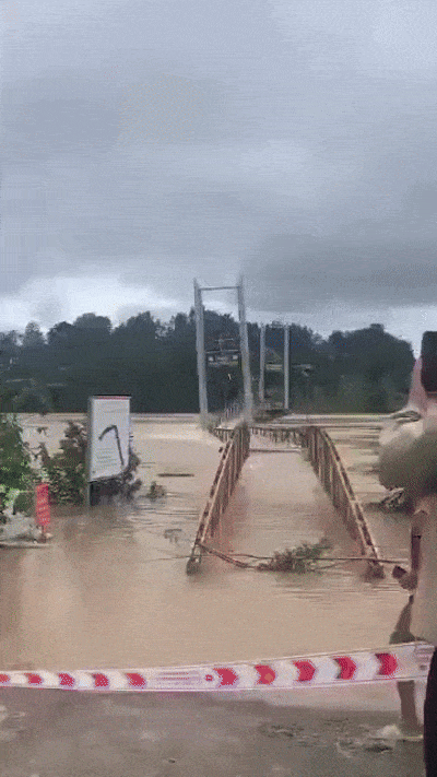 20일(현지시간) 베트남 다님강의 푸티엔 다리가 홍수로 파괴되는 영상이 소셜미디어에 유포됐다. 당시 다리 위에 사람이 없어 사상자는 보고되지 않았다고 현지언론은 보도했다. (출처=소셜미디어 엑스)