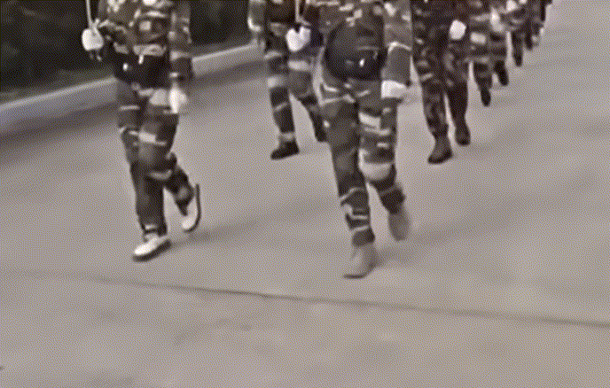 서울 여의도 한강공원에 군복과 유사한 복장을 입은 중국인 단체가 행진곡에 맞춰 단체 행진을 하고 있다. 더우인