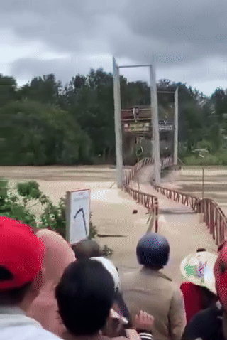 20일(현지시간) 베트남 다님강의 푸티엔 다리가 홍수로 파괴되는 영상이 소셜미디어에 확산됐다. 당시 다리 위에 사람이 없어 사상자는 보고되지 않았다고 현지언론은 보도했다. (출처=소셜미디어 엑스)