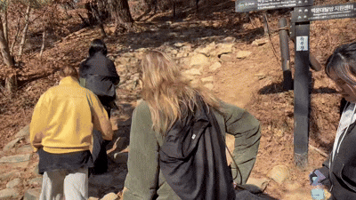 19일 낮 12시쯤 네덜란드에서 온 엘라인(22)씨와 그의 지인들이 북한산을 오르고 있다. /김수아 기자