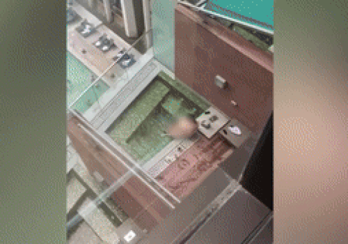 홍콩의 한 호텔에서 커플로 추정되는 남녀가 성관계를 나누고 있다. 출처=더선