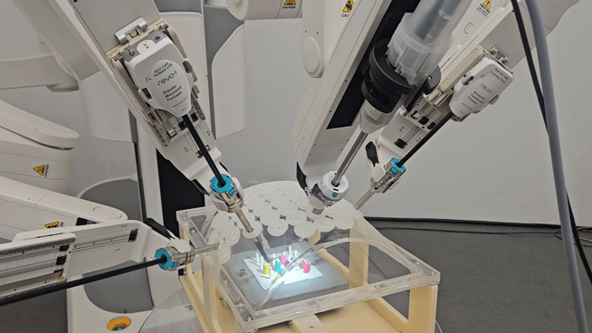 수술용 암이 마스터콘솔 지시에 따라 움직이고 있다. [사진=설재윤 기자]