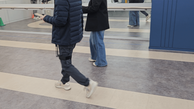 지난 8일 서울 송파구 윔 보행운동센터에서 체험자들이 윔 S를 착용하고 센터를 돌아다녀보고 있다. 영상=박수빈 기자