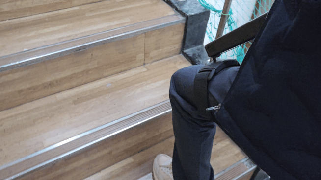 체험자가 윔 S를 착용한 채 건물 계단을 오르고 있다. 영상=박수빈 기자