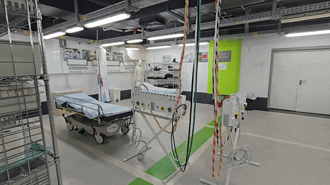 지난 12일 이스라엘 북부도시 하아파에 위치한 람밤병원 지하주차장내 수술실 모습.  유사시 사용할 수 있는 의료장비가 갖춰져 있다. [(하이파) 천예선 기자]