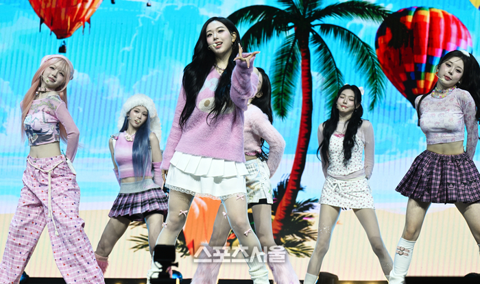 20251125062121247rzzr Triple S unit Sun Dimension is revealing the title track 'Bubble Gum Girl' stage at the 'Beyond Beauty' album showcase. Reporter Lee Joo-sang rainbow@sportsseoul.com