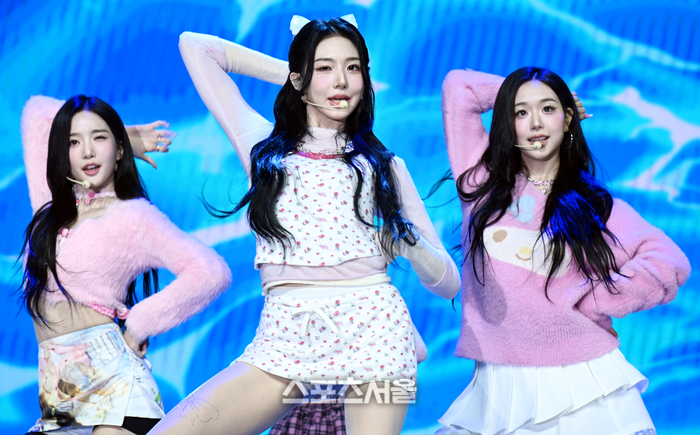 20251125062121498qkbe Triple S unit Sun Dimension is revealing the title track 'Bubble Gum Girl' stage at the 'Beyond Beauty' album showcase. Reporter Lee Joo-sang rainbow@sportsseoul.com