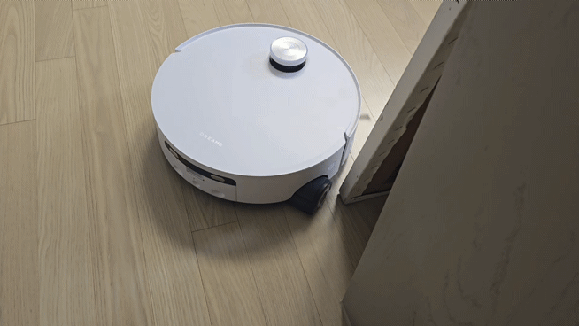 드리미 '아쿠아10 울트라 롤러'가 롤러형 물걸레로 청소를 진행 중인 모습. 장애물 인식 기능이 개선돼 액자를 피해서 청소를 이어가고 있다.ⓒ임채현 기자