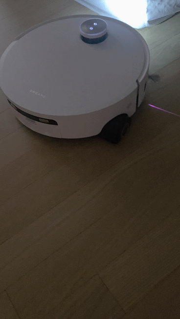 드리미 '아쿠아10 울트라 롤러'의 원통형 실린더가 우측으로 쑥 빠져나온 채로 회전하며 모서리를 닦는 장면.ⓒ임채현 기자