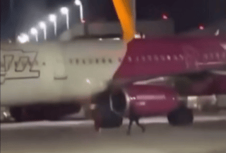 두 남성이 21일 독일 쾰른 본 공항 활주로를 달리며 비행기 탑승을 요구하고 있다. 인터넷커뮤니티 제공