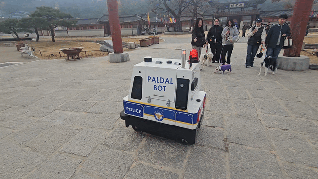 팔달봇이 수원행궁 외곽을 돌며 순찰 업무를 하고 있다. [사진=설재윤 기자]