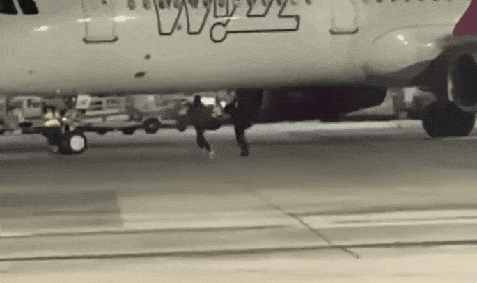 지각으로 비행기를 놓칠뻔 하자 활주로를 가로질러 뛰어간 루마니아 남성 2명(사진). 페이스북 영상 캡처