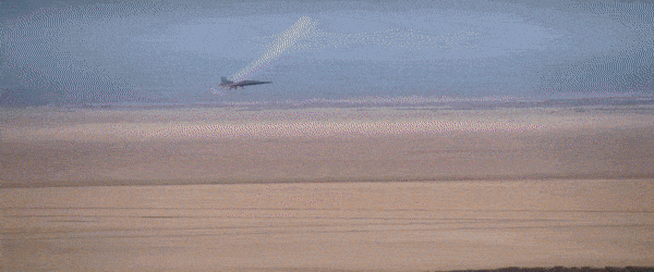 지난 10월 28일에 실시된 X-59의 첫 비행을 조종석에서 본 모습과 비행 이후 착륙하는 모습 (출처=NASA)