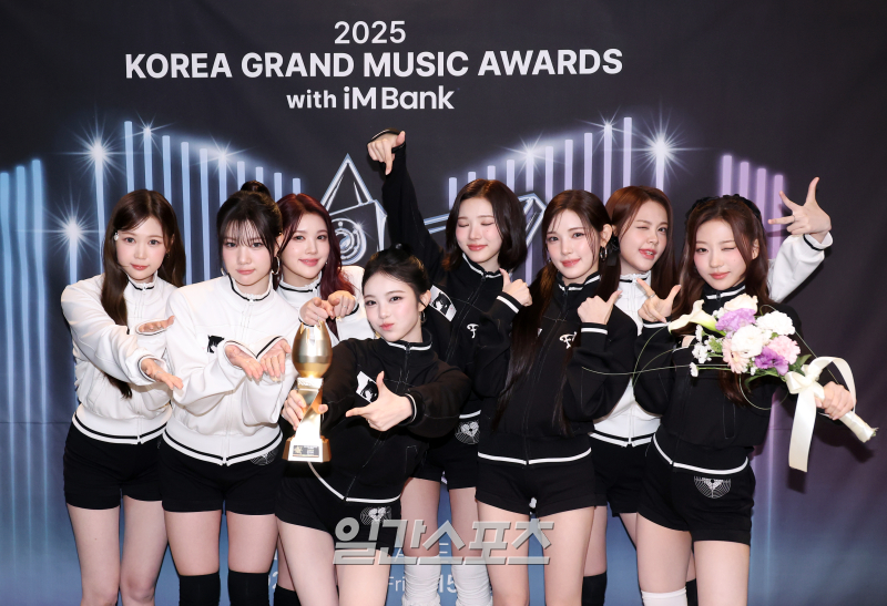 On the second day of the '2025 Korea Grand Music Awards with iM Bank' (2025 KGMA), Music Day took place on the afternoon of November 15th at Inspire Arena in Yeongjongdo, Incheon. Hearts2Hearts is performing a trophy ceremony after receiving an award. KGMA is a K-pop festival that highlights K-pop artists and works that have received much love from fans at home and abroad throughout the year, showcasing differentiated content. This year, KGMA is jointly organized by the KGMA Organizing Committee, Creator Ring, and Diodi, and is sponsored by the Incheon Metropolitan City and the Incheon Tourism Organization. iM Bank is the title sponsor, with Pizzadang, Label Corporation, and Holly's participating as sponsors. 2025 KGMA features KT ENA as the main broadcaster and will be live-streamed domestically and globally, excluding Japan and China, through TikTok Live. In Japan, it can be watched in real-time via Hulu Japan.