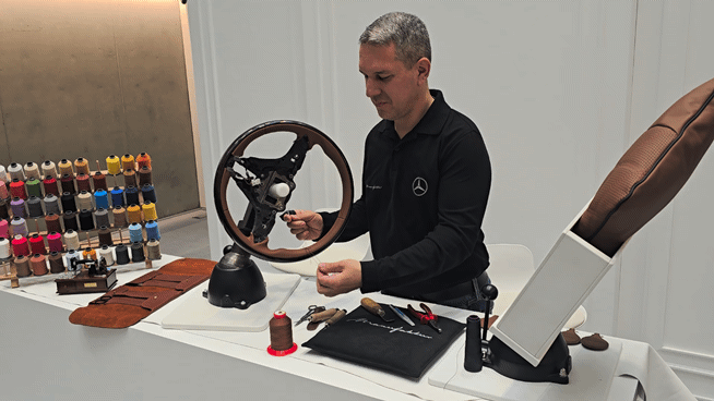 메르세데스-벤츠 '마누팍투어'의 기반을 다진 최고 수준의 장인 요아니스 바트사라스(Joanis Batsaras)가 실제 스티어링 휠에 가죽을 씌우며 바느질하는 자연을 시연하고 있다. [사진=김종성 기자]