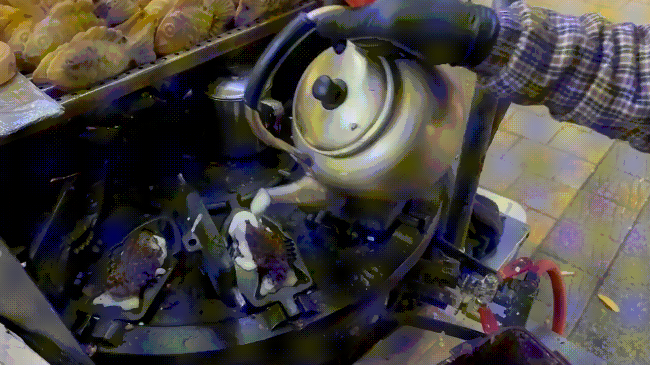 점주가 붕어빵을 굽고 있다. 단순한 작업이지만, 기술력은 필수였다. 재료의 양부터 굽는 시간까지 세세하게 신경써야 했다. 박연수 기자