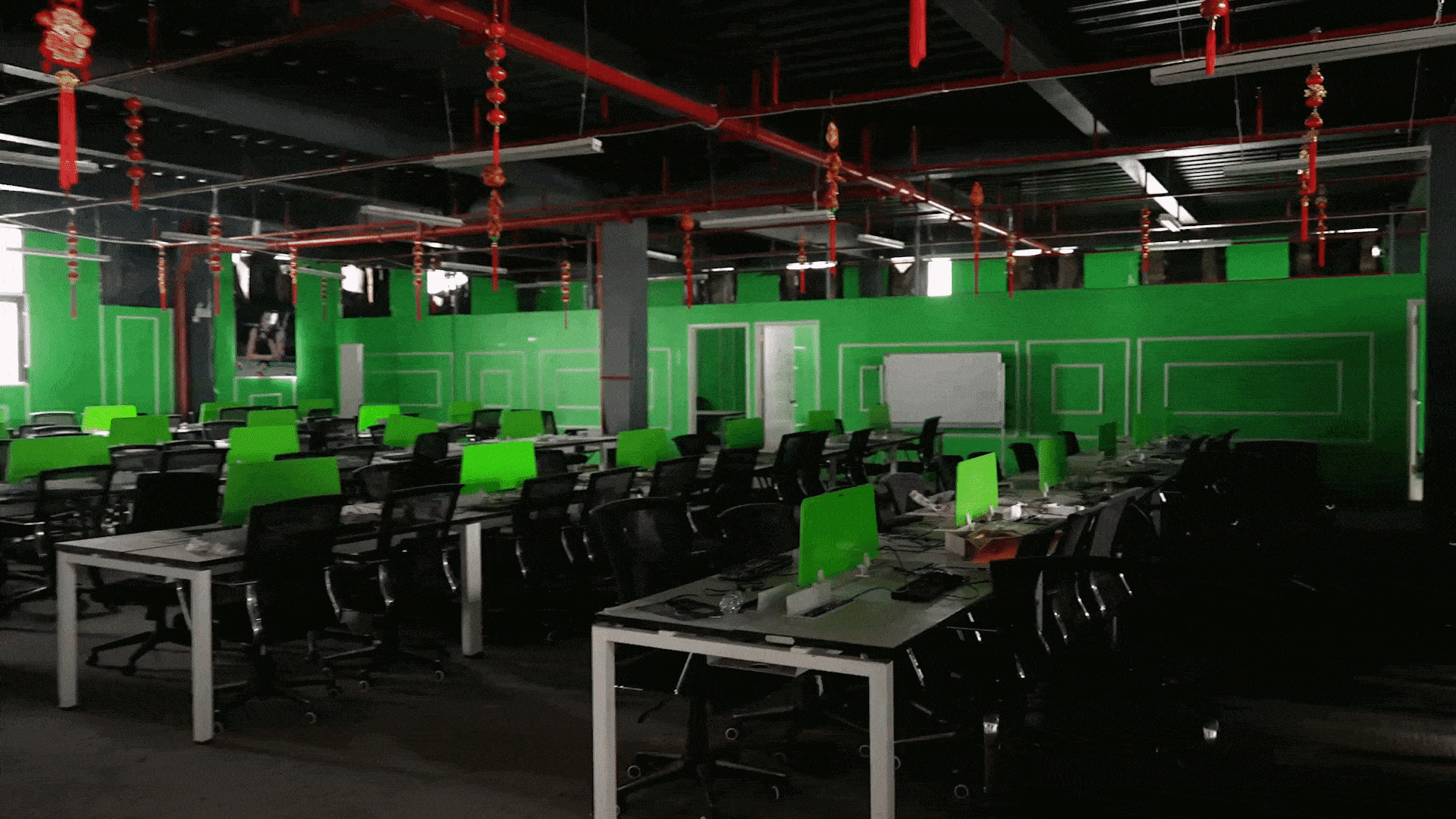 필리핀 북부에서 적발된 사기단 본거지의 내부 사무실. 한때 이곳에서는 온라인 연애와 투자 사기를 벌이던 근로자 수천 명이 감금돼 피해자들을 속이도록 강요받았다. 출처=CNN