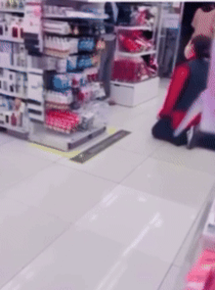 순천 다이소 매장에서 직원에게 갑질을 한 여성의 모습이 큰 논란이 되고 있다. 출처=쓰레드, 인스타그램