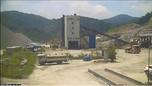 지난해 발생한 경남 사천 채석장 발파 사고 당시 폐쇄회로(CC)TV 화면. 유족 제공