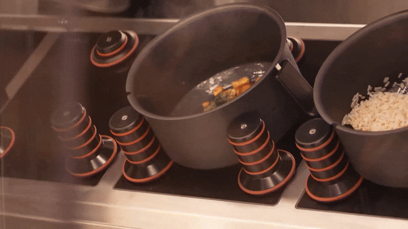 대구 기지에 오픈한 로봇 병영 식당에서 로봇이 각종 요리를 만들고 있다. /페이스북