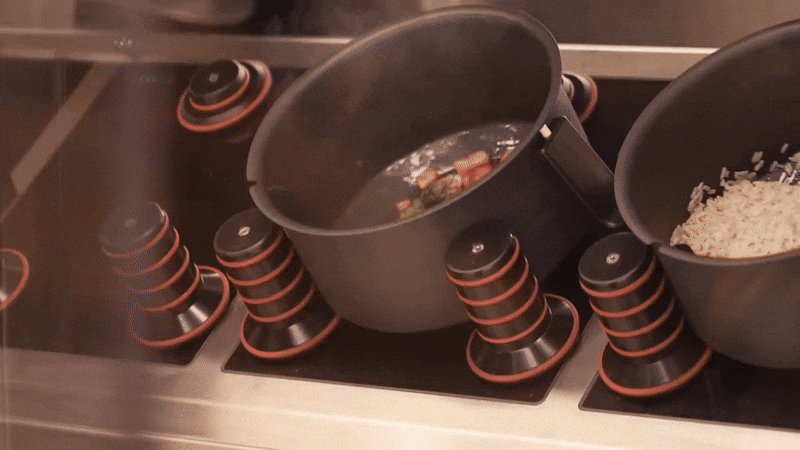 대구 기지에 오픈한 로봇 병영 식당에서 로봇이 각종 요리를 만들고 있다. /페이스북