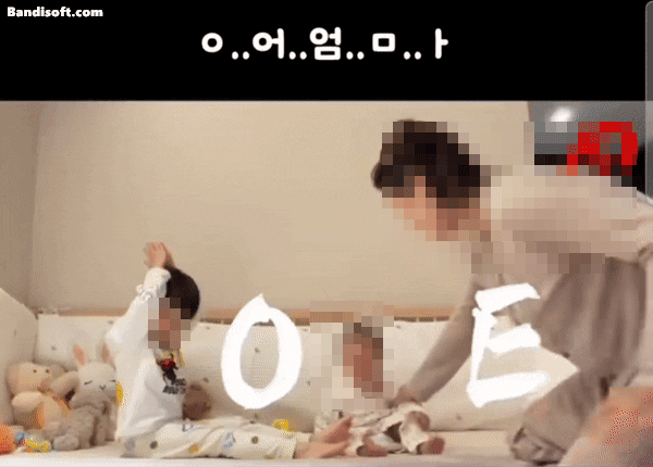 한 여성이 글자 'V'를 만들기 위해 아기를 발로 차고 있다. 출처=스레드, 뉴시스