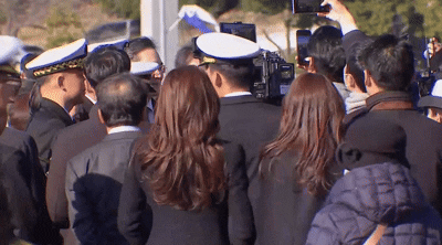 뒷줄에 선 임 부회장(왼쪽) / 영상=MBN DB