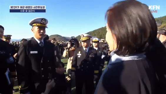 28일 경남 창원시 해군사관학교에서 열린 제139기 해군·해병대 사관후보생 수료 및 임관식에서 장남 지호 씨가 이재용 삼성전자 회장과 홍라희 리움미술관 명예관장에게 임관을 신고했다. 국방홍보원 유튜브 채널 ‘KFN’ 갈무리