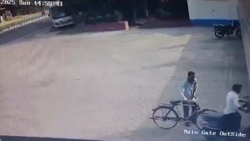 인도의 한 도로에서 통제불능 상태의 버스가 자전거 운전자를 불과 몇 센티미터 차이로 스쳐 지나가는 아찔한 장면이 포착됐다. 엑스 캡처