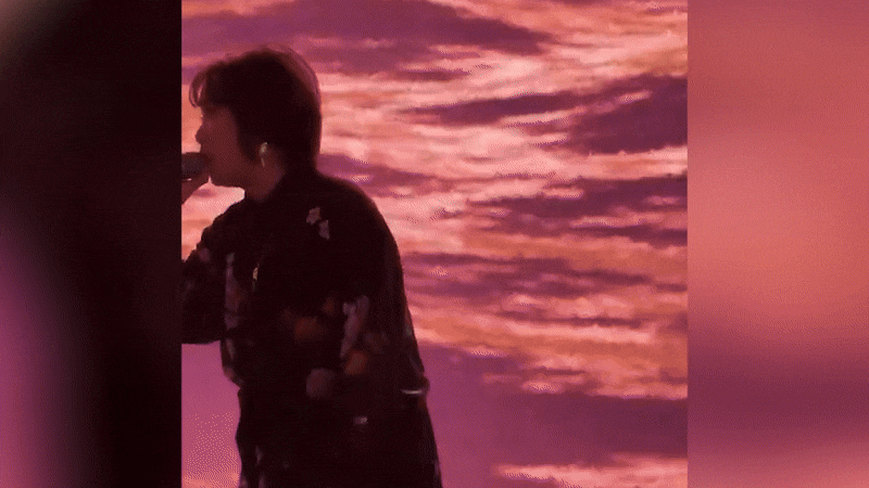 일본 가수 오오츠키 마키가 28일 중국 상하이에서 무대를 하던 도중 불이 꺼지고 스태프들이 무대에 올라와 오오츠키 마키를 무대에서 내려가게 했다./X