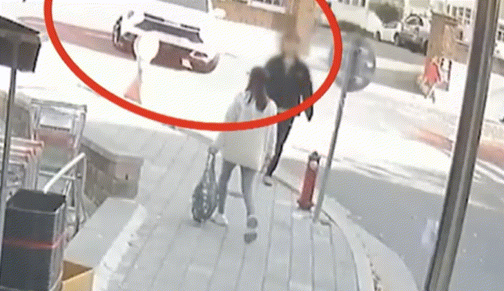 지난 24일 오후&nbsp;부산&nbsp;남구 우암동의 한 아파트 인근 도로에서 흰색 SUV 차량이 직진하는 듯하더니 갑자기 방향을 반대로 틀어 돌진하는 모습. MBC 보도화면 캡처