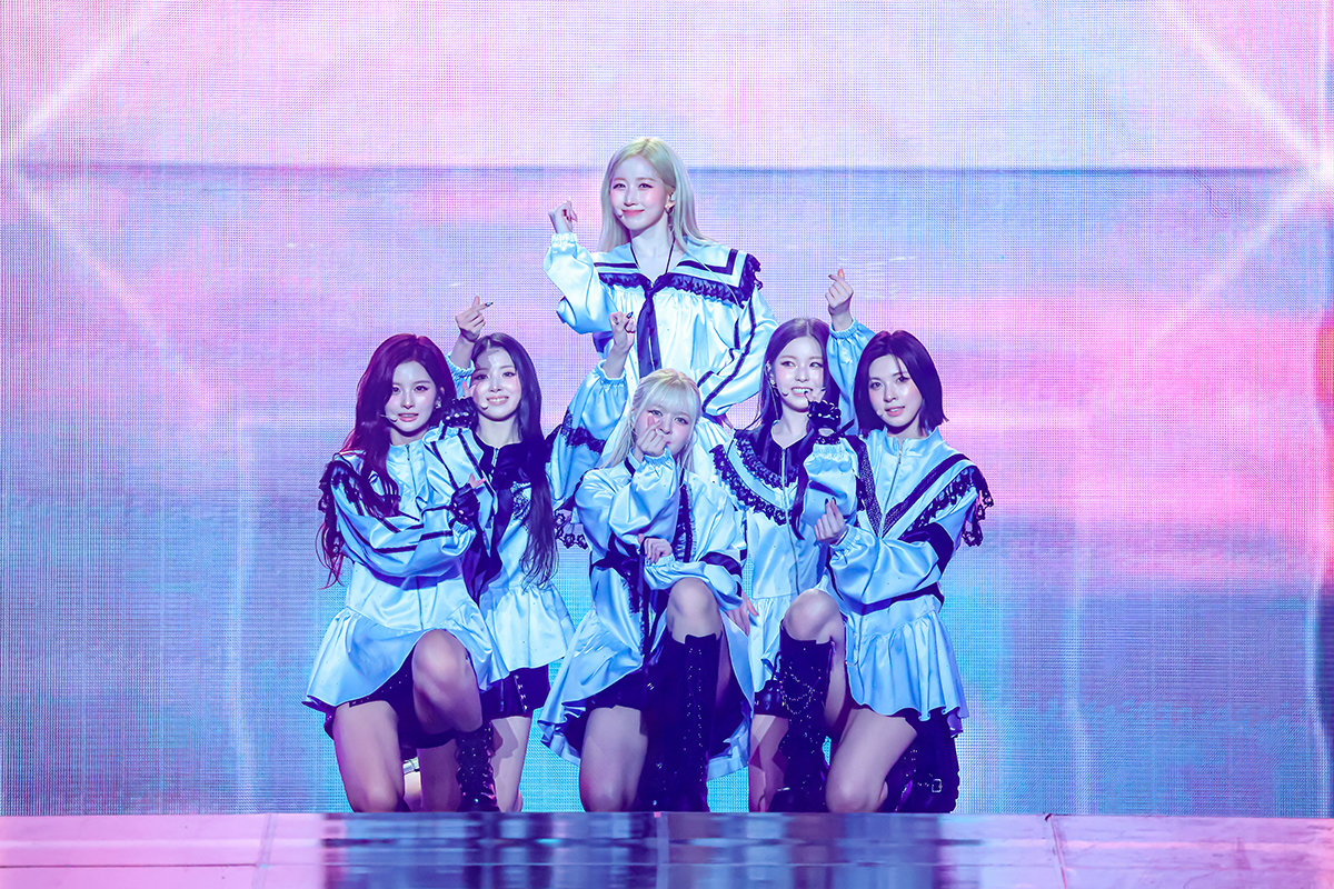 On the 30th, NMIXX kicked off their first world tour at the Incheon Inspire Arena. A total of 27 songs were performed at their first solo concert 3 years and 9 months after their debut, including 'Blue Valentine,' which brought NMIXX a career high. The world tour schedule and major cities will be announced later. 