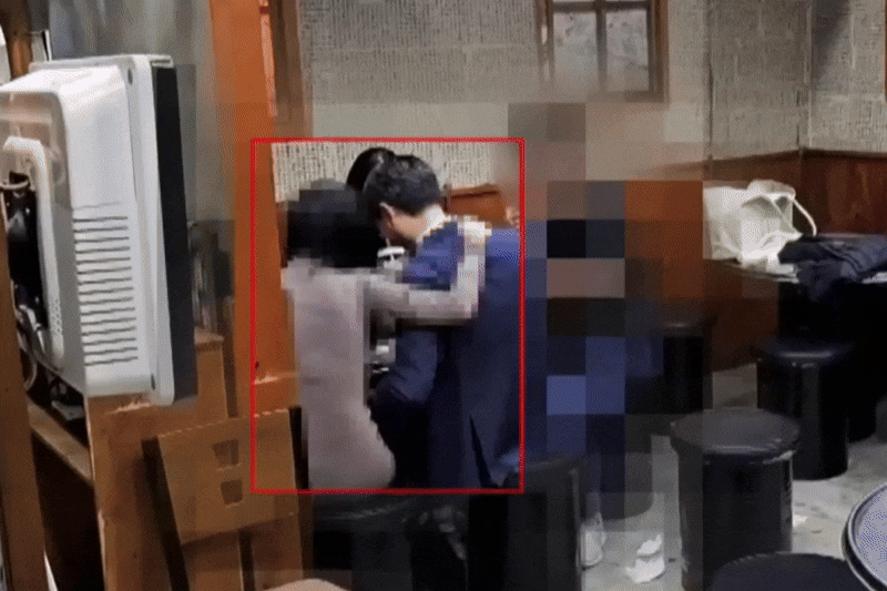 TV조선이 확보한 술자리 영상을 보면, 피해자가 휘청이며 장경태 의원에게 기댄 듯한 상황에서 장 의원의 왼팔이 피해자 쪽을 향하는 모습이 보인다./tv조선