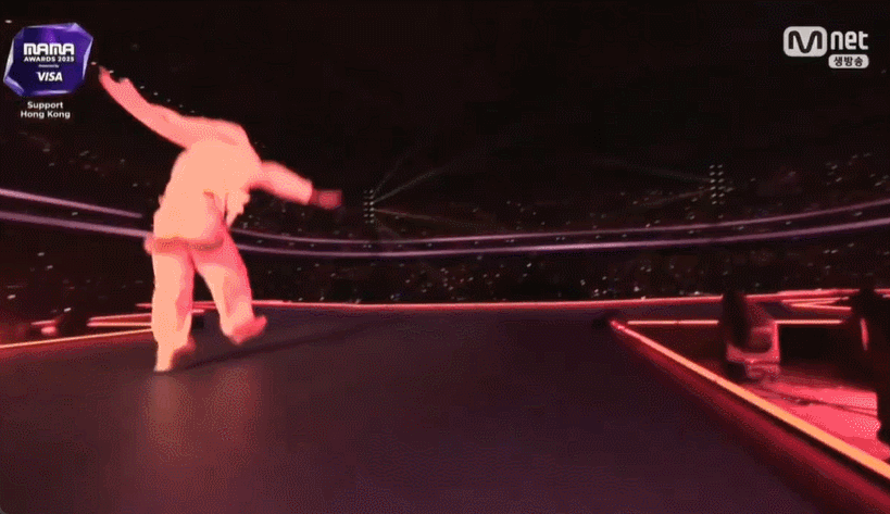 타잔을 근거리에서 찍던 카메라가 무대 아래로 추락하는 모습. /사진=Mnet 방송화면 갈무리