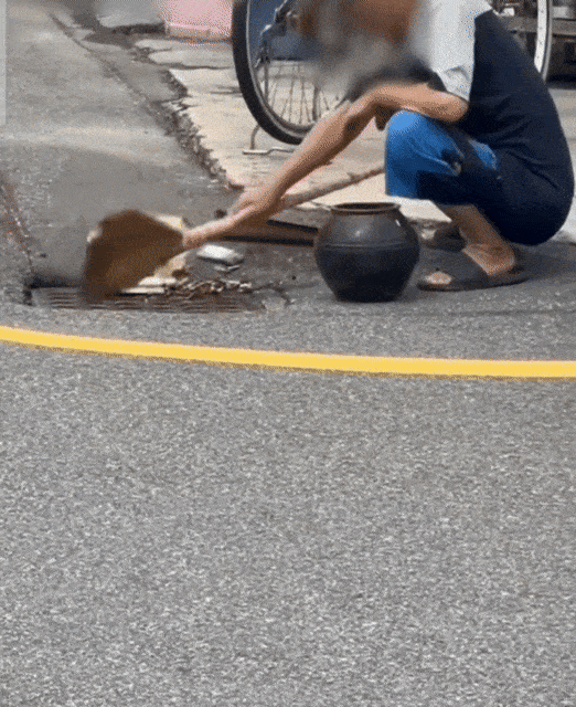 전북 군산에서 침수 피해가 발생한 다음 날, 하수구에 담배꽁초를 쏟아붓고 있는 노인이 목격돼 논란이 일고 있다. [온라인 커뮤니티]