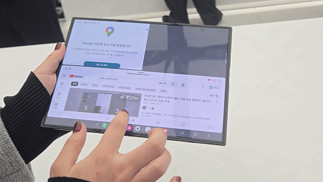 트라이폴드를 펼치면 스마트폰 3대를 옆에 두고 쓰는 느낌이다. 기능 3개를 원하는 화면분할로 배치해 작업 흐름을 이어갈 수 있다./영상=강민경 기자
