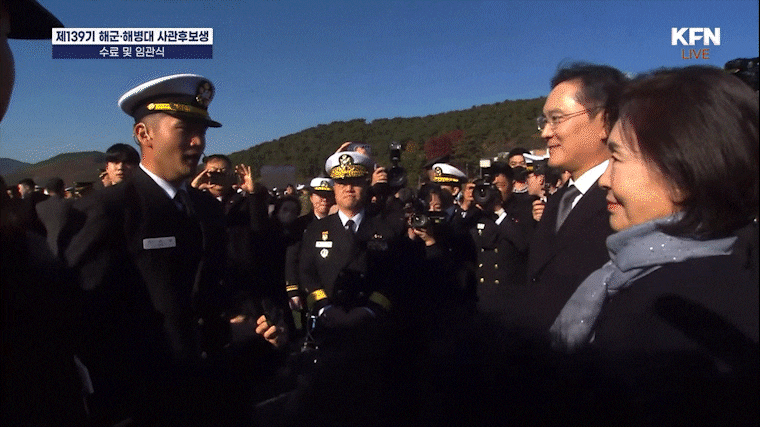 지난달 28일 경남 창원시 진해구 해군사관학교에서 열린 이재용 삼성전자 회장 장남 지호씨의 임관식에 이 회장은 물론 홍라희 삼성미술관 리움 명예관장, 이서현 삼성물산 사장, 임세령 대상홀딩스 부회장 등이 참석했다. /국방홍보원 유튜브