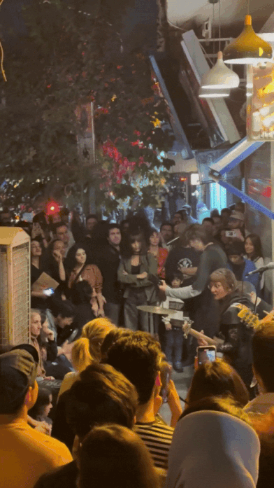 지난 10월25일(현지시각) 엑스에 올라온 영상에서 이란의 수도 테헤란의 이란샤르 구역에서 락밴드가 길거리 공연을 하고 있다. 밴드 주변으로 수십명의 젊은 남녀가 모여 머리를 흔들며 흥겨워 하고, 대부분의 여성들은 히잡을 착용하고 있지 않다. 출처 엑스 @arash_tehran