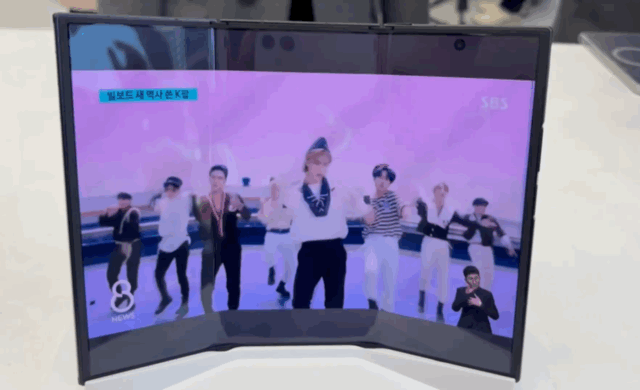 갤럭시 Z 트라이폴드로 영상을 감상하는 모습 [영상=권서아 기자]