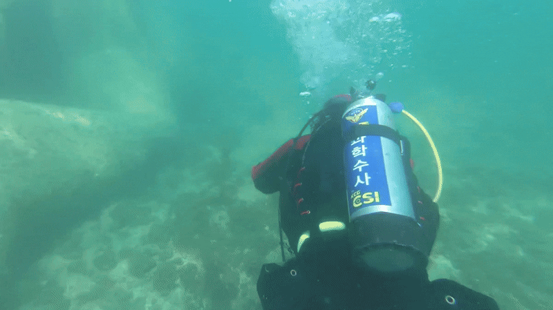 제주해양경찰청 과학수사대가 고내항 조성사업 현장에서 수중 조사를 하는 모습. 모래밭 위에 부실하게 설치된 테트라포드가 가라앉으면서 방파제 구조물 전체가 무너져 내리고 있다. 제주해양경찰청 제공