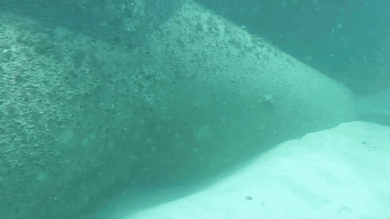 모래밭 위에 부실하게 설치된 테트라포드가 파도에 휩쓸리며 여기저기 흩어져 있다. 제주해양경찰청 제공