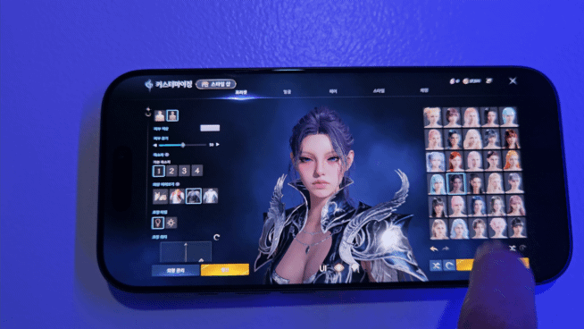 2일 기자가 성동구 스페이스 엑스 성수에서 아이폰17 프로 기기를 통해 아이온2를 시연해보고 있다. 영상=박수빈 기자