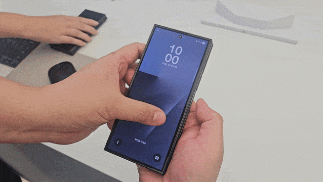 삼성전자 관계자가 2일 서울 서초구 삼성 강남에서 갤럭시 Z 트라이폴드를 펼쳐보이고 있다. 노도현 기자